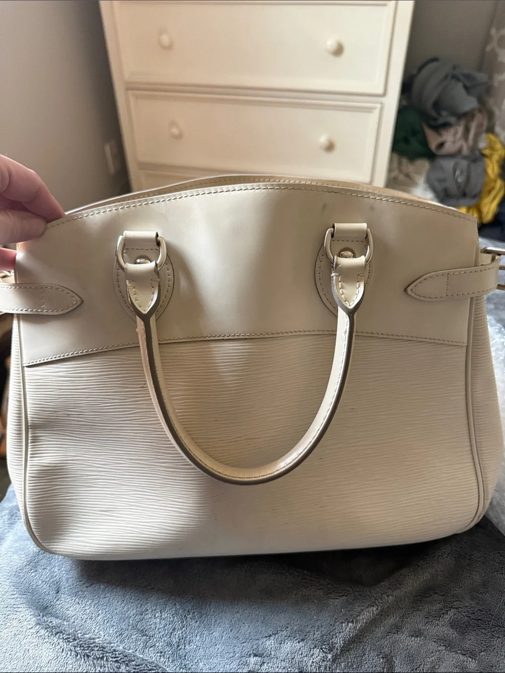 Louis Vuitton Pont-Neuf PM White Epi Leather Satchel Handbag Made in France.